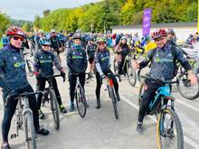 Personen auf Fahrrädern warten vor dem Start einer Rennenstrecke